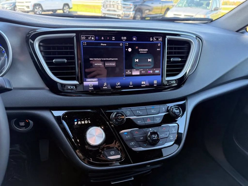 Used 2026 Chrysler Pacifica Select FWD image 16