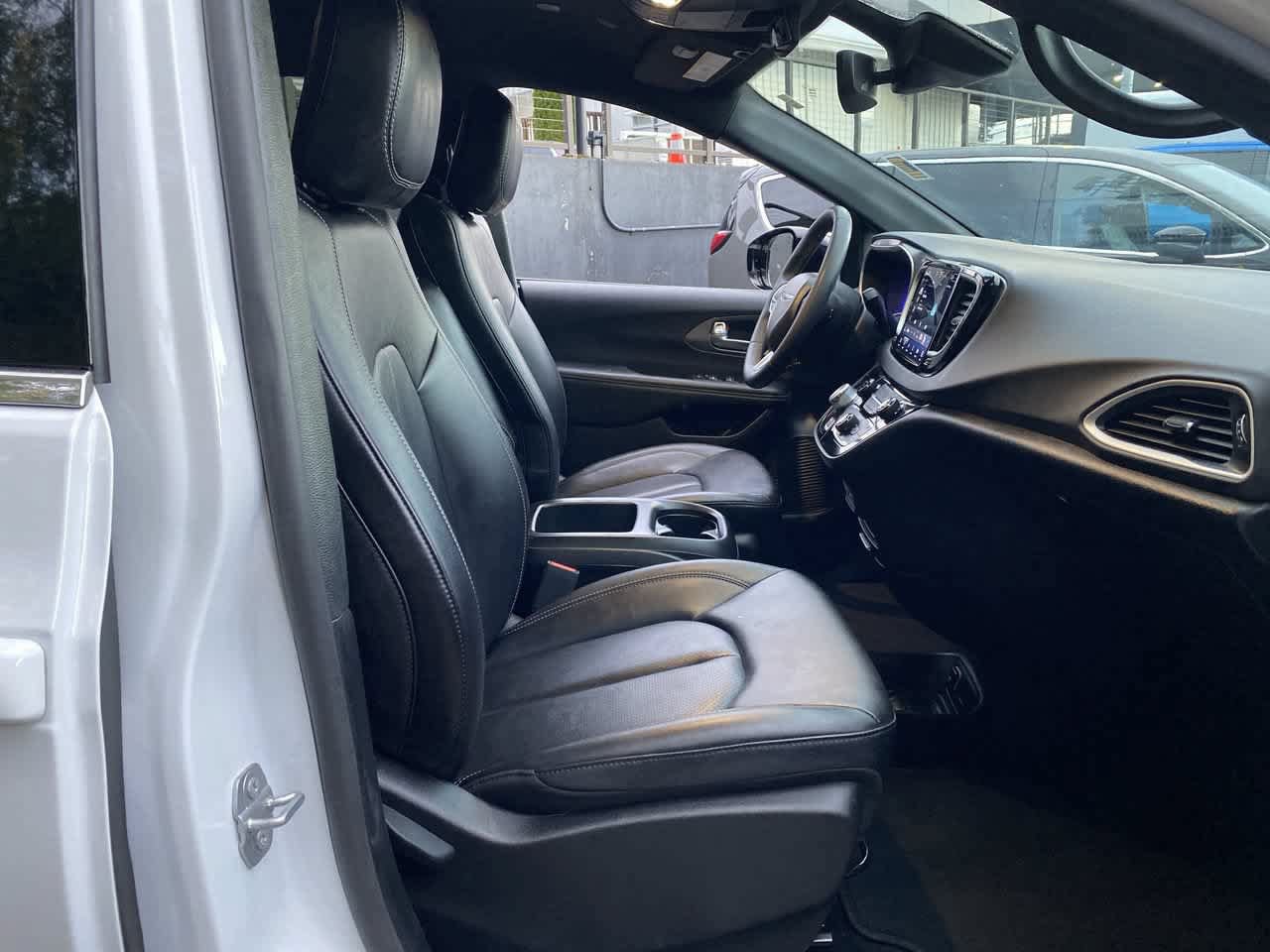 Used 2025 Chrysler Pacifica Select FWD image 18