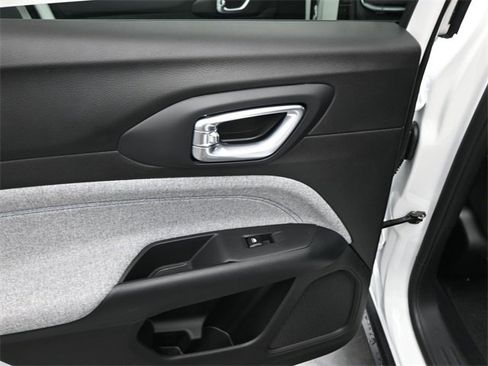 Used 2025 Jeep Compass Sport image 20