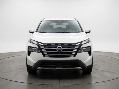 Used 2025 Nissan Rogue SV image 2