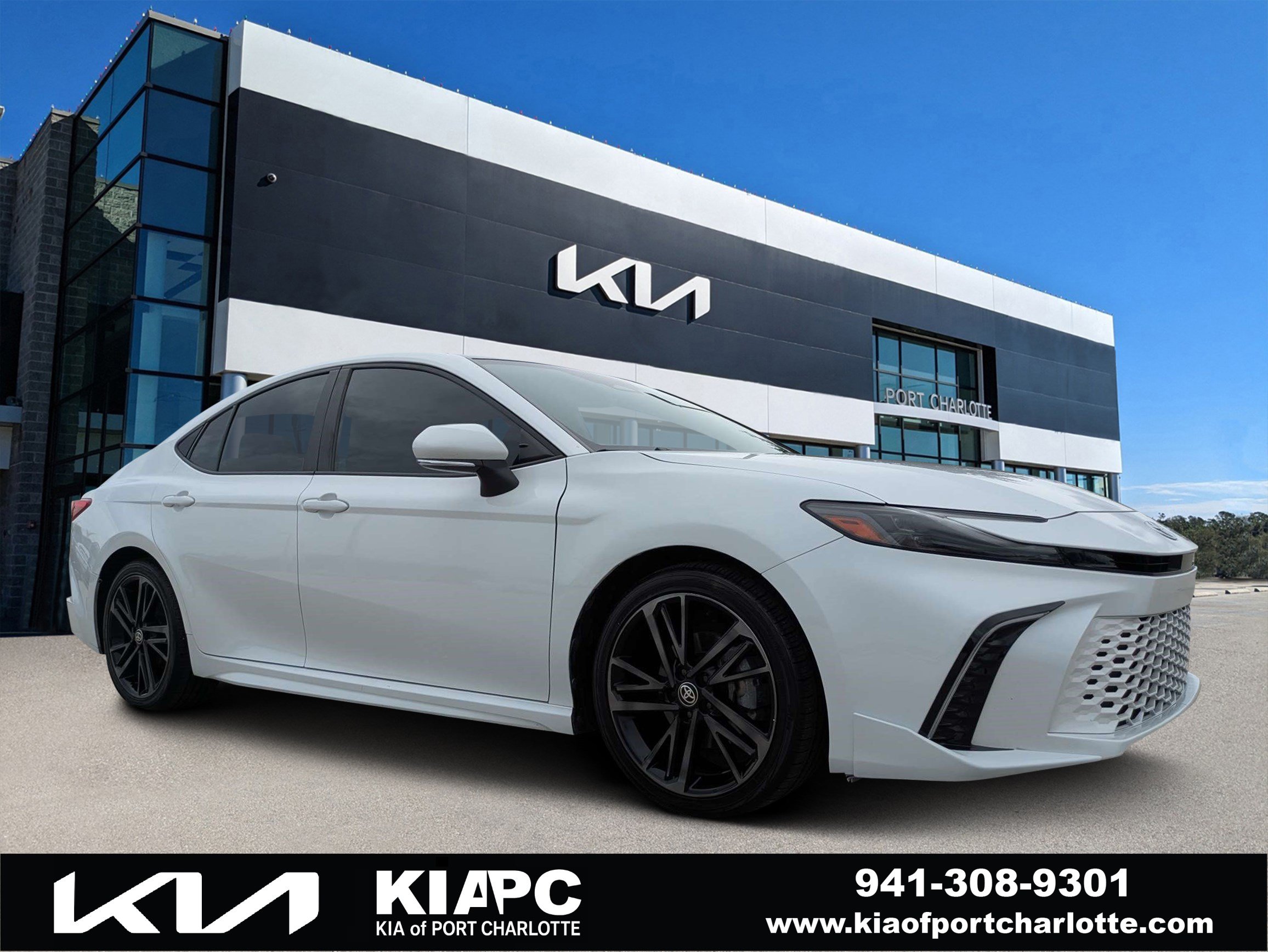 Used 2025 Toyota Camry XSE FWD image 1