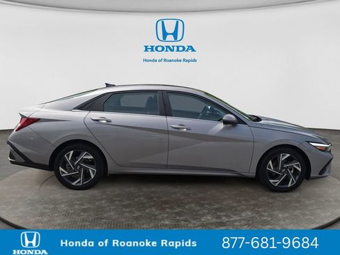 Used 2025 Hyundai Elantra Limited FWD image 6