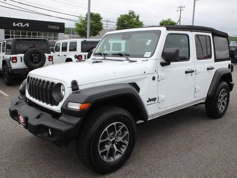 Used 2024 Jeep Wrangler Unlimited Sport AWD/4WD image 2