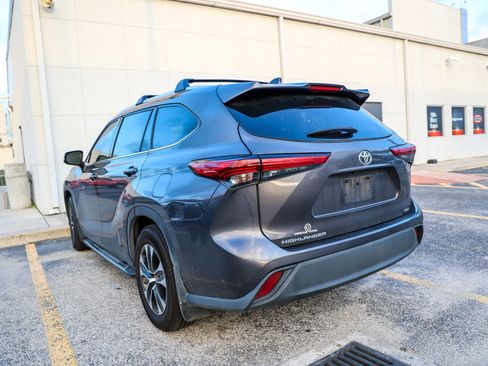 Used 2021 Toyota Highlander XLE FWD image 23