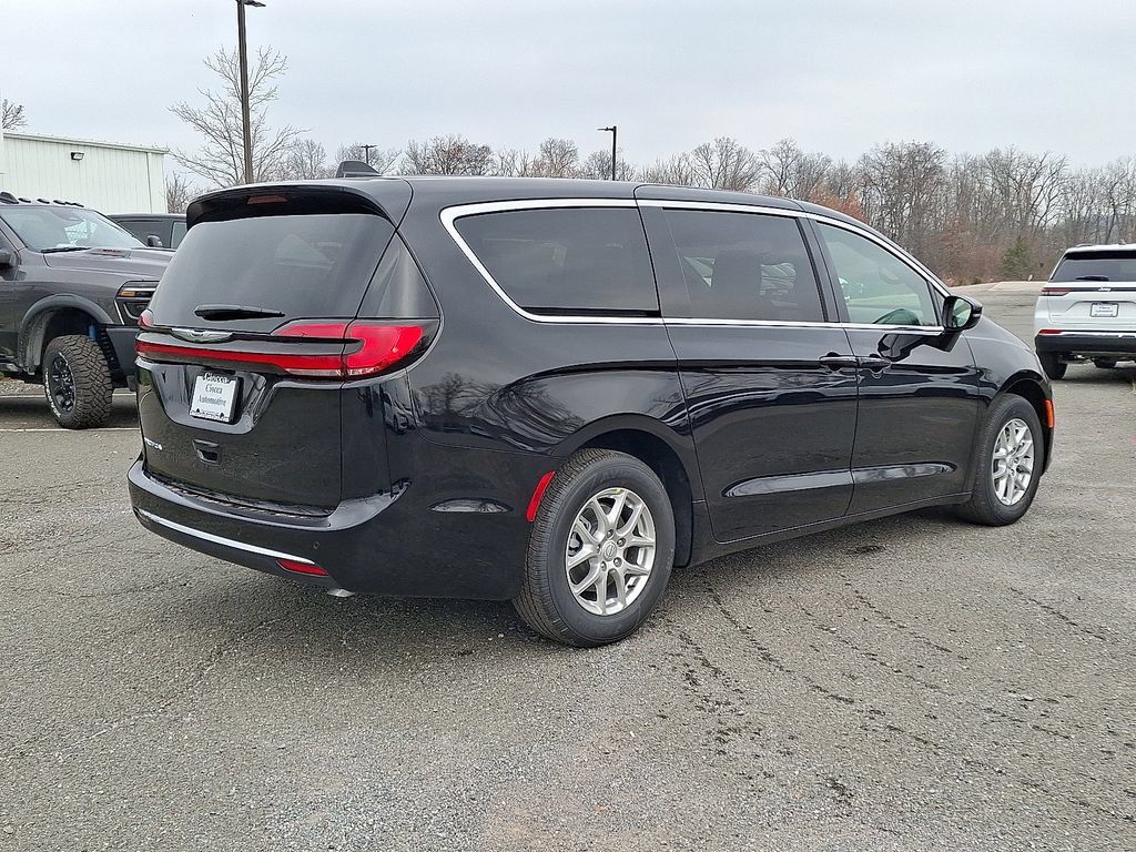 New 2026 Chrysler Pacifica Select FWD image 33