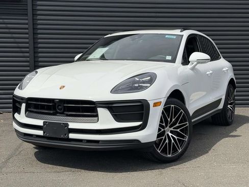 Certified 2025 Porsche Macan AWD/4WD image 1