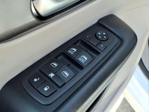 Used 2024 Chrysler Pacifica Touring-L FWD image 15