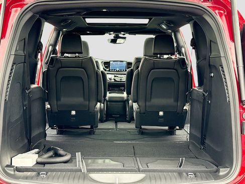 New 2026 Chrysler Pacifica Limited image 7
