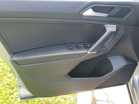 Used 2020 Volkswagen Tiguan SE image 14