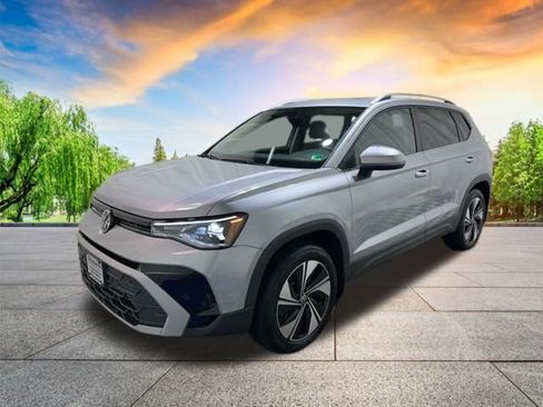 Certified 2025 Volkswagen Taos SE w/ Panoramic Sunroof Package image 8