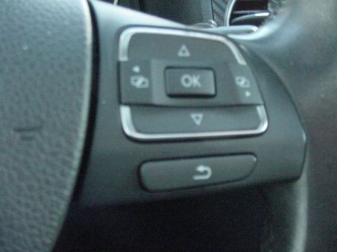 Used 2017 Volkswagen Tiguan Sport image 8