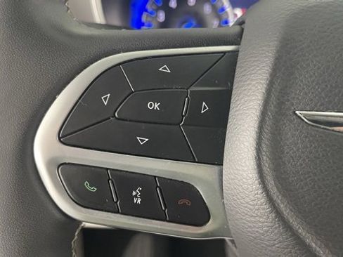 Used 2024 Chrysler Pacifica Touring-L image 38