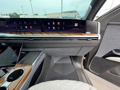 Certified 2025 Cadillac Escalade ESV Sport Platinum w/ LPO, ONYX Package AWD/4WD image 29