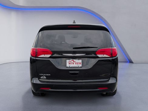 Used 2024 Chrysler Voyager LX FWD image 8