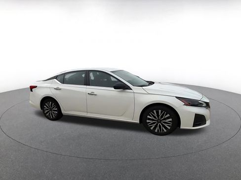 Used 2025 Nissan Altima 2.5 SV FWD image 2