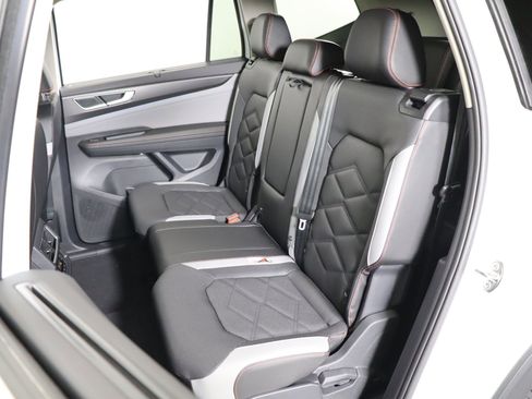 Used 2025 Volkswagen Atlas Peak Edition SE image 42