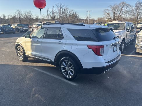 Used 2022 Ford Explorer XLT w/ Equipment Group 202A image 6