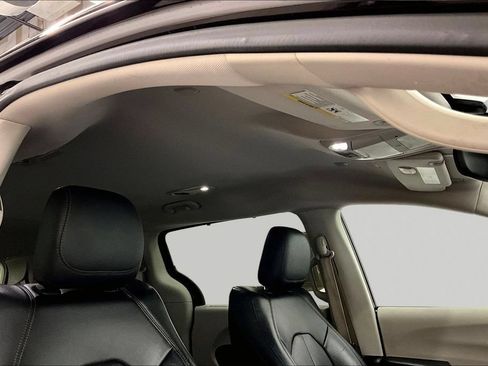 Used 2018 Chrysler Pacifica Touring-L FWD image 27