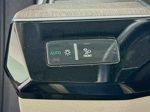 Used 2022 Audi e-tron Premium Plus w/ Premium Plus Package AWD/4WD image 17