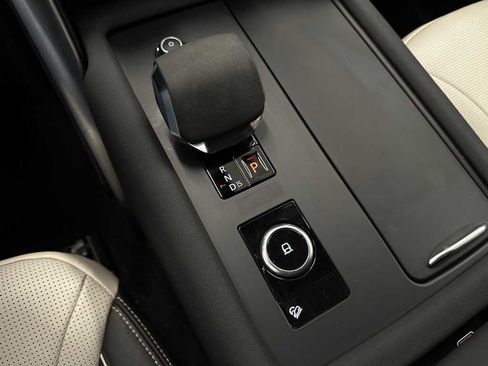 Used 2024 Land Rover Discovery Dynamic SE image 30