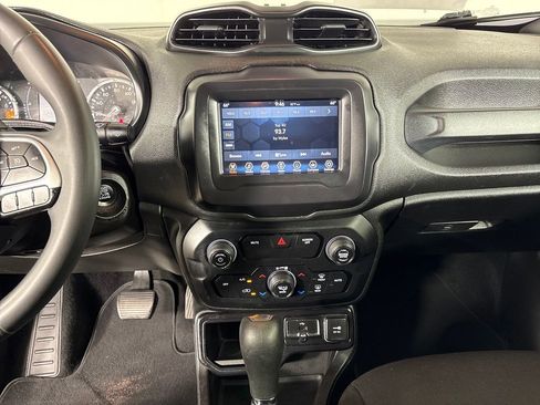 Used 2018 Jeep Renegade Latitude FWD image 29