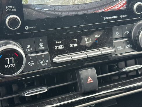 Used 2021 Toyota Highlander XLE image 22