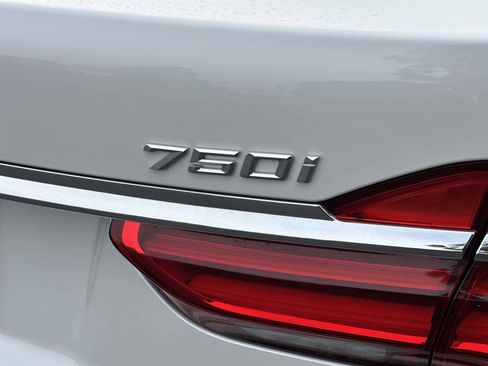 Used 2019 BMW 750i w/ Executive Package image 10