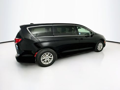 Used 2024 Chrysler Pacifica Touring-L FWD image 10