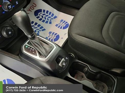 Used 2018 Jeep Renegade Latitude w/ Cold Weather Group image 15