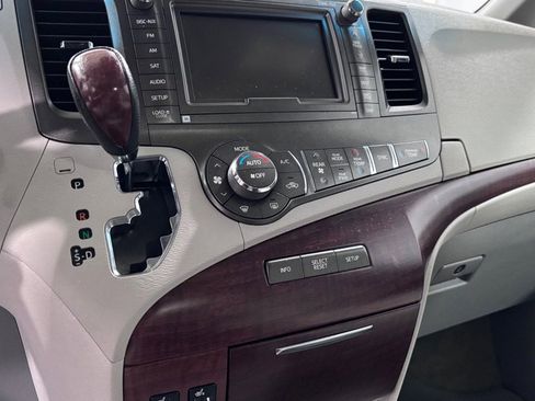 Used 2011 Toyota Sienna Limited w/ Premium Pkg image 14