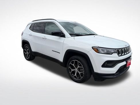 Used 2024 Jeep Compass Latitude AWD/4WD image 9