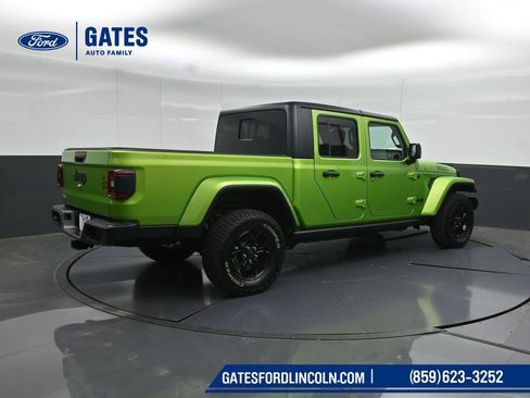 Used 2025 Jeep Gladiator Sport AWD/4WD image 2