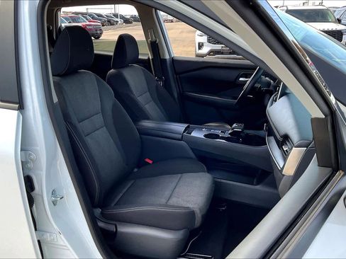 Used 2024 Nissan Rogue SV image 8