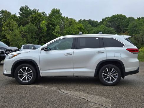 Used 2017 Toyota Highlander XLE AWD/4WD image 2