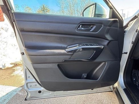 Used 2024 Nissan Pathfinder SV image 9