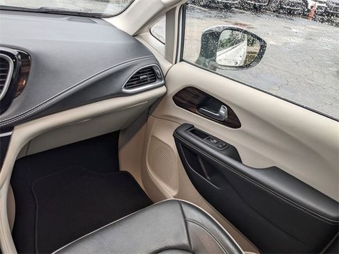 Used 2023 Chrysler Pacifica Limited image 14