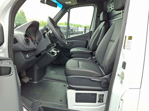 Used 2025 Mercedes-Benz Sprinter 2500 image 14