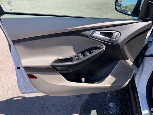 Used 2016 Ford Focus SE FWD image 19