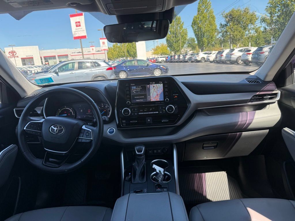 Used 2021 Toyota Highlander XLE AWD/4WD image 21