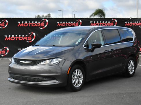 Used 2023 Chrysler Voyager LX image 3
