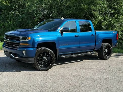 Used 2018 Chevrolet Silverado 1500 LT w/ LT Plus Package AWD/4WD image 2