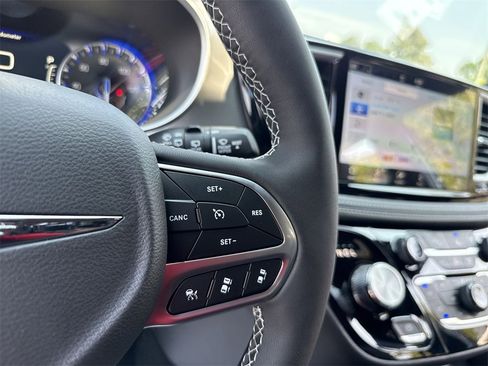 New 2026 Chrysler Pacifica Select image 15