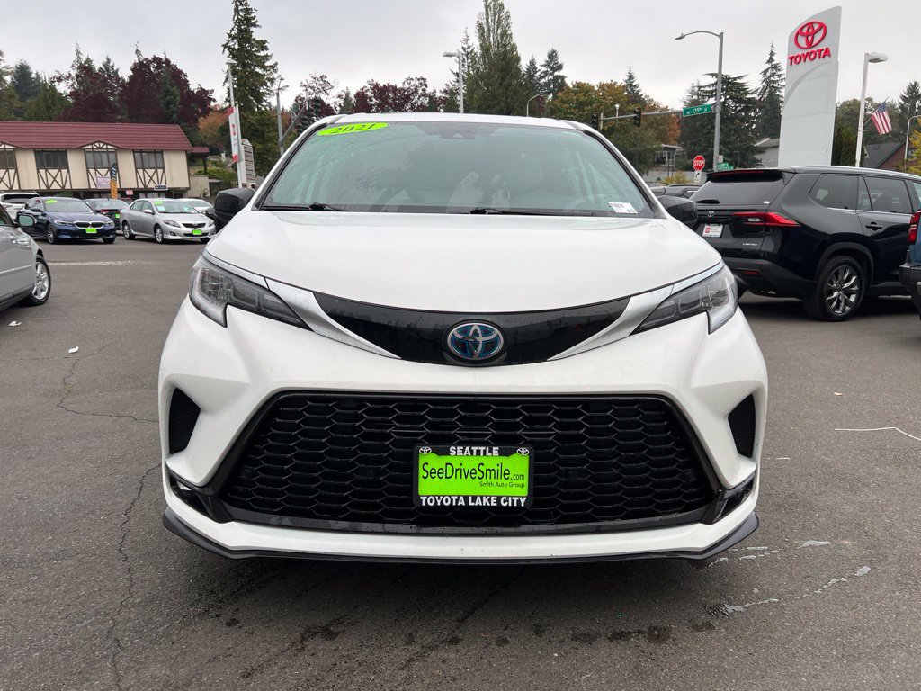 Used 2021 Toyota Sienna XSE w/ XSE Plus Package FWD image 2