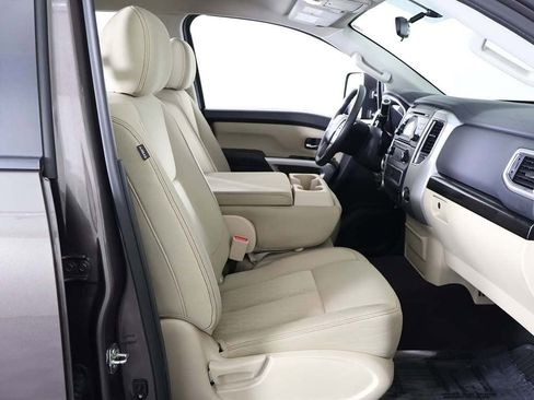 Used 2017 Nissan Titan SV image 28