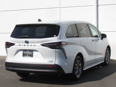 Used 2024 Toyota Sienna XLE FWD image 6