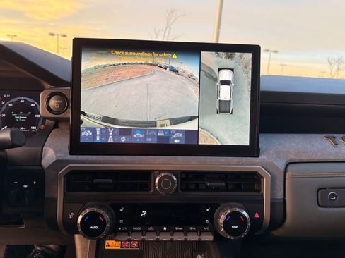 Used 2025 Toyota Tacoma Trailhunter image 15