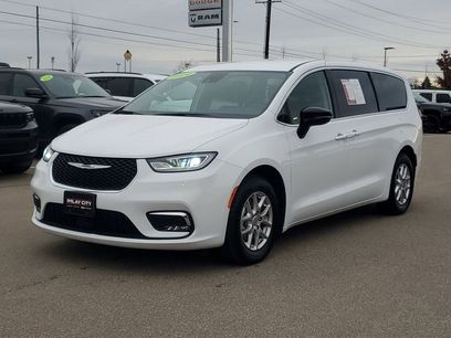 Used 2024 Chrysler Pacifica Touring-L