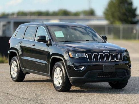 Used 2017 Jeep Grand Cherokee Laredo AWD/4WD image 1