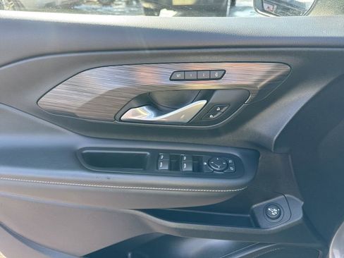 Used 2024 GMC Terrain SLT image 18