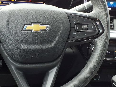 Used 2025 Chevrolet Trax LT FWD image 11